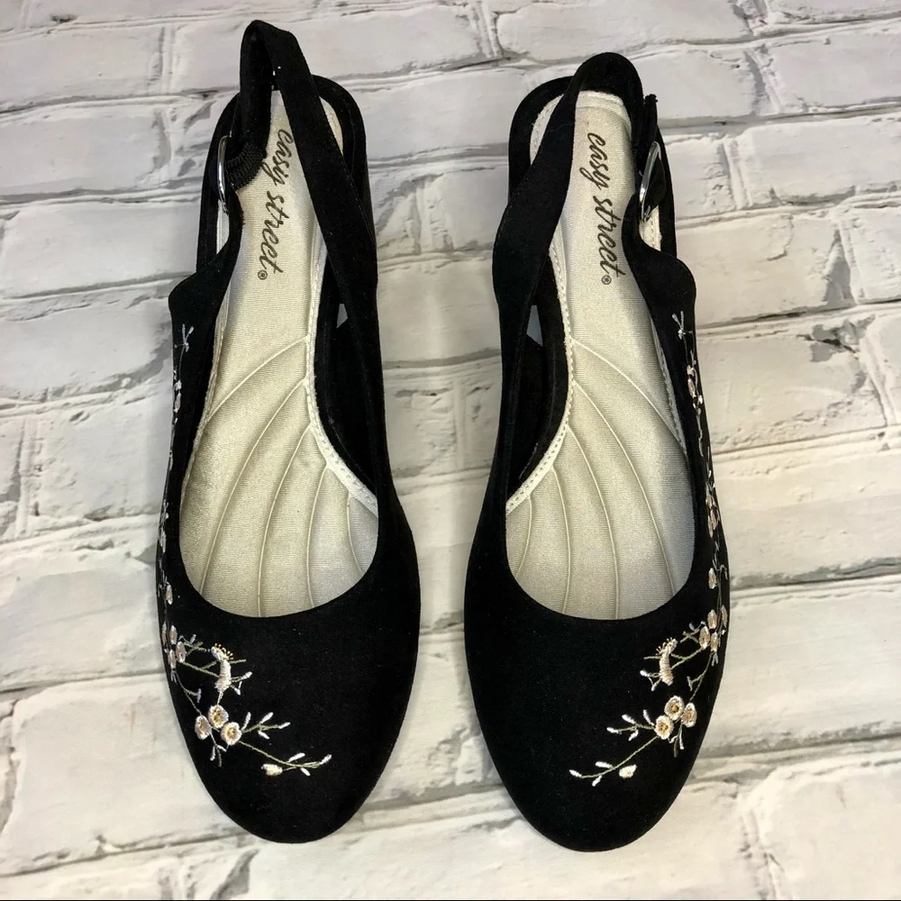 NWT Floral Embroidered Chunky Block Heels - Picture 2 of 12